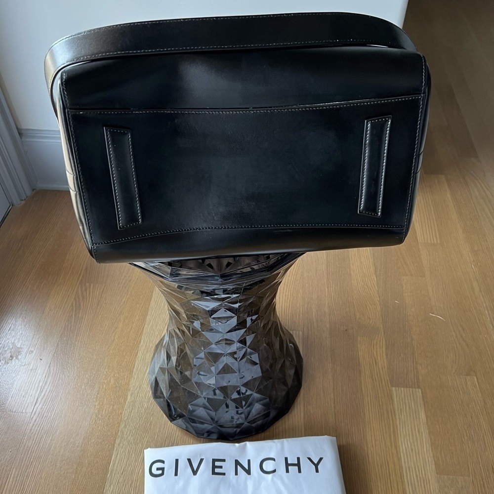 Givenchy Medium Antigona Satchel in Black - Picture 4 of 15